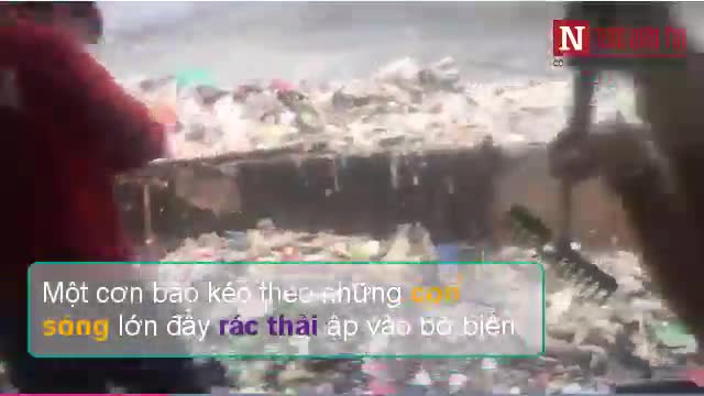 Sóng rác thải cao quá đầu người liên tiếp ập vào bờ biển Philippine