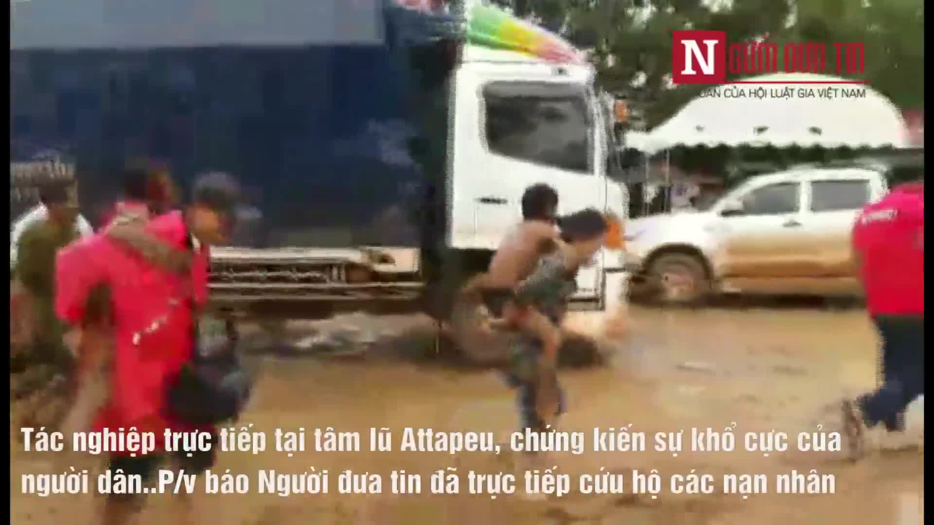 Video PV báo Người đưa tin cùng cứu hộ nạn nhân vụ vỡ đập thủy điện tại Lào
