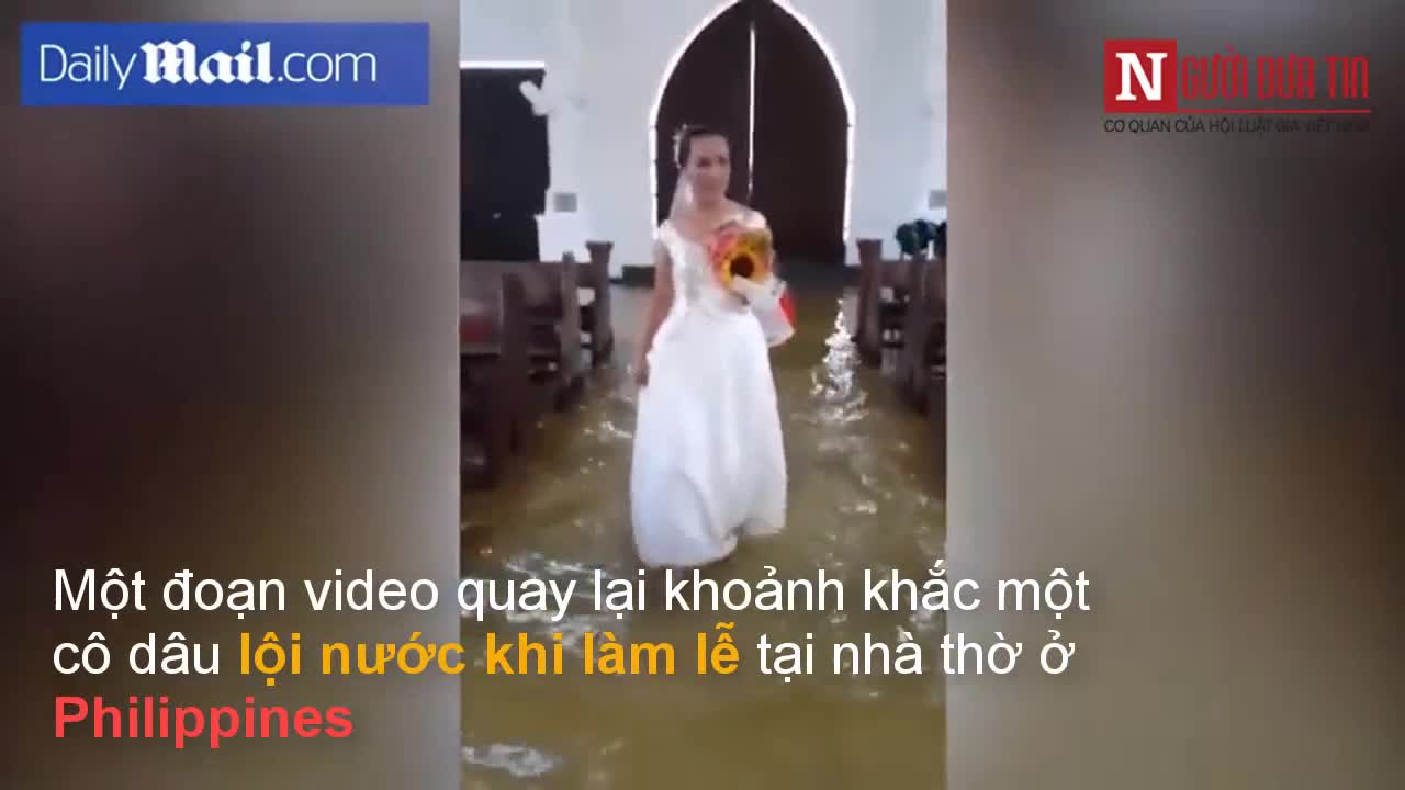 Cô dâu cười tươi lội nước lụt giữa nhà thờ làm lễ cưới