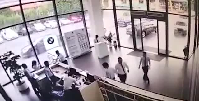 Người phụ nữ đâm nát tiền sản showroom ô to trong lúc ... lái thử BMW.