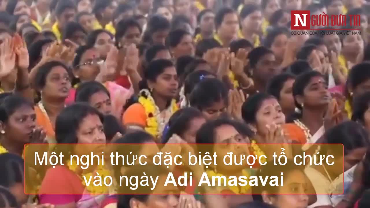 Hàng trăm phụ nữ quỳ gối ăn cơm trộn cát để cầu có con