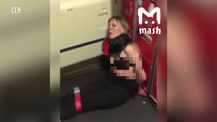 Nữ hành khách Nga bị trói chặt trên máy bay