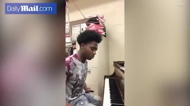 Cảm phục thanh niên khuyết tật chơi đàn piano điệu nghệ