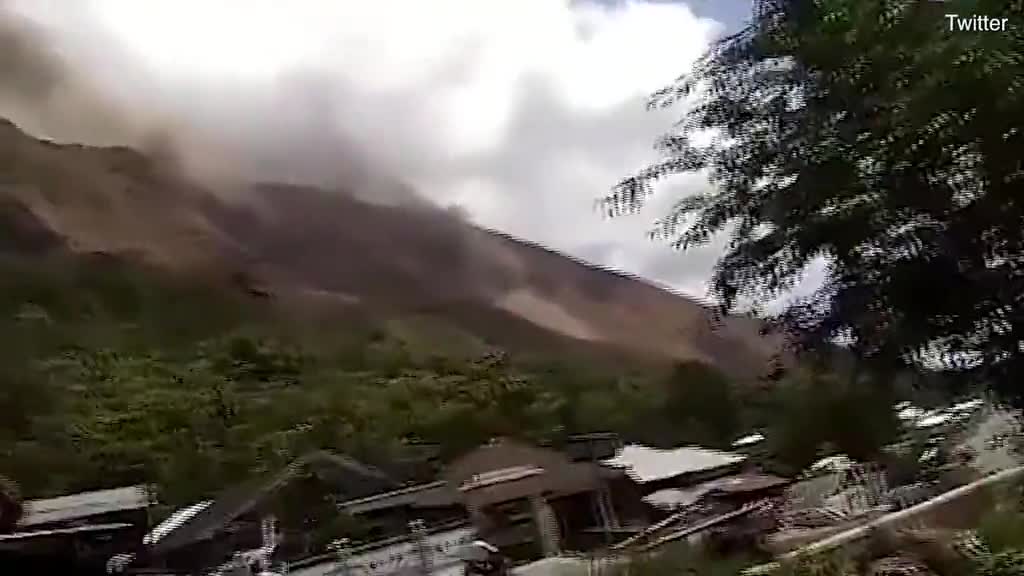 Kinh hoàng đá lở do động đất ở Indonesia