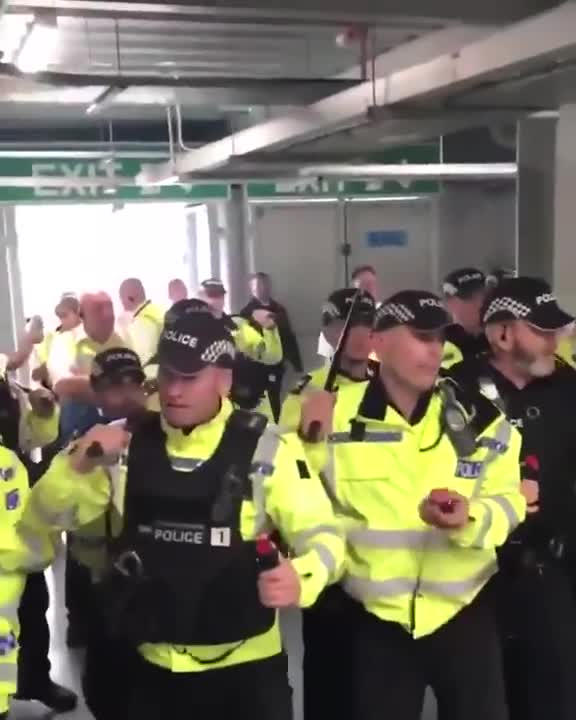Người hâm mộ bóng đá Anh bị cảnh sát tấn công bằng bình xịt hơi cay