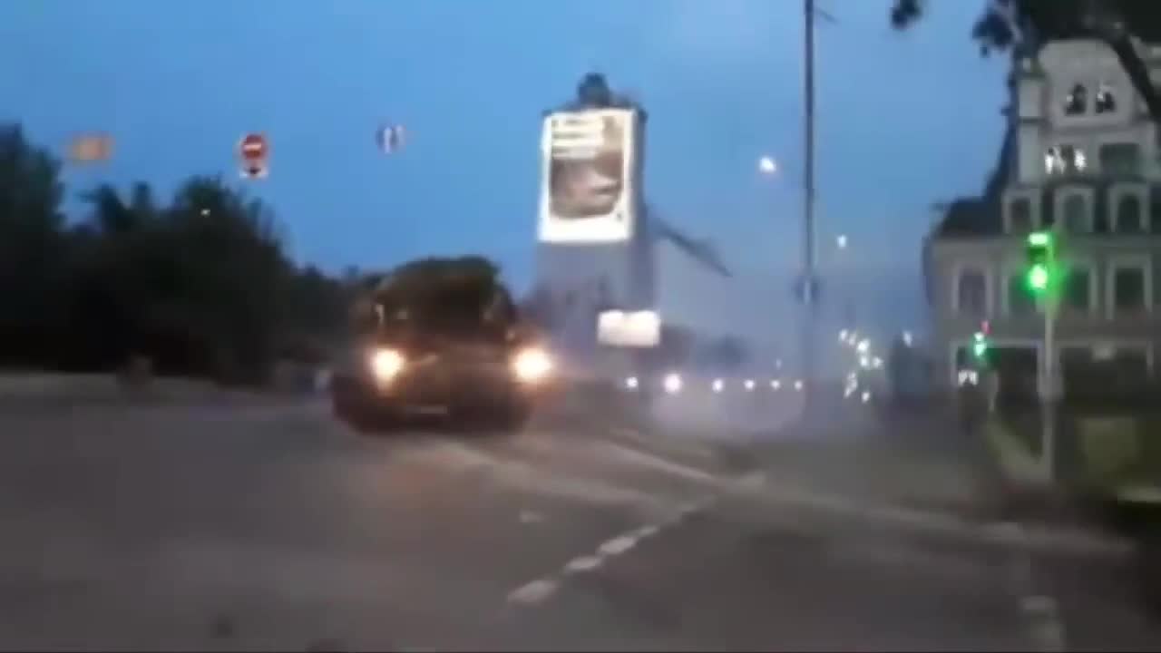 Xe chở tên lửa BUK của Ukraine mất lái lao thẳng vào trung tâm thương mại