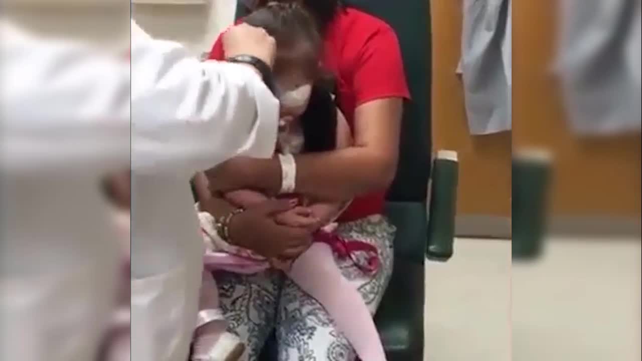 Khoảnh khắc xúc động của bé gái 2 tuổi lần đầu nhìn thấy mẹ