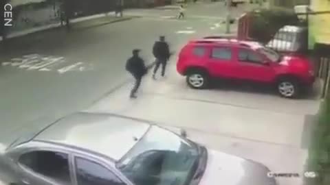 Tài xế ô tô tông thẳng vào kẻ cướp, giải cứu người đi đường