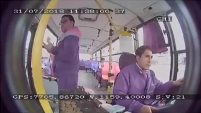 Tài xế xe buýt bị đấm thẳng vào mặt vì không dừng lại ở một nơi bị cấm