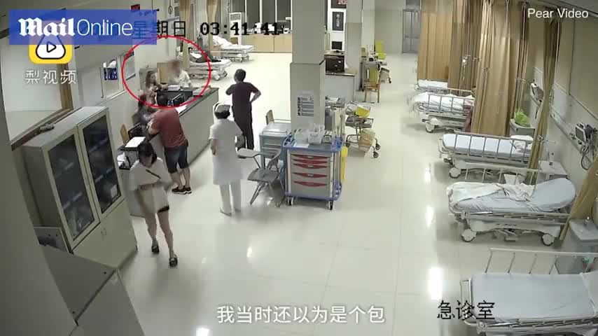 Cô gái dũng cảm bắt con rắn cắn mình đi vào bệnh viện kiểm tra khiến ai cũng phải hốt hoảng