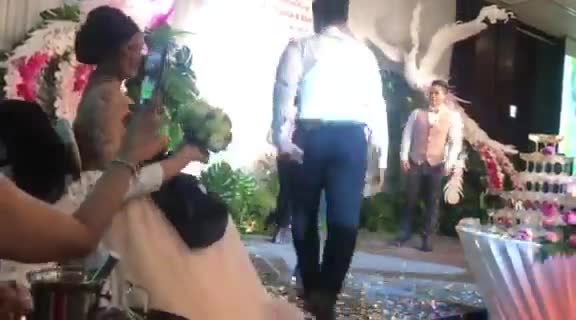 Con rể NSND Hồng Vân cuồng nhiệt nhảy tặng vợ trong lễ cưới