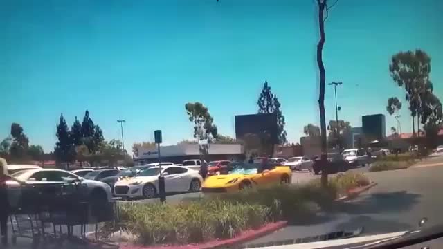 Máy bay đâm đầu xuống bãi đô xe ở California khiến 5 người thiệt mạng