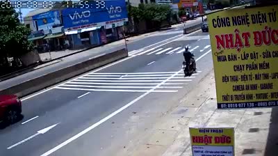 Pha qua đường nguy hiểm của thanh niên đi xe máy