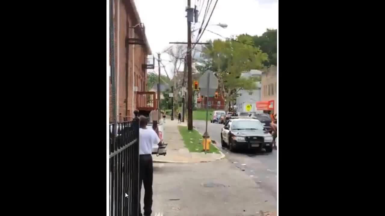 Người đàn ông cởi trần nhảy lên xe cảnh sát đập phá