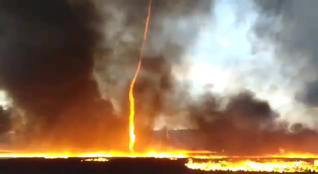 Chiêm ngưỡng vòi rồng lửa cao hơn 15m ở Derbyshire, Anh