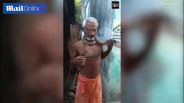 Video: Rùng mình cảnh người đàn ông ngậm đầu rắn hồ mang cực độc 