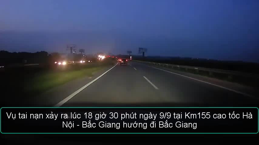 Xe 7 chỗ lật ngang trên cao tốc Bắc Giang vì tránh bó củi