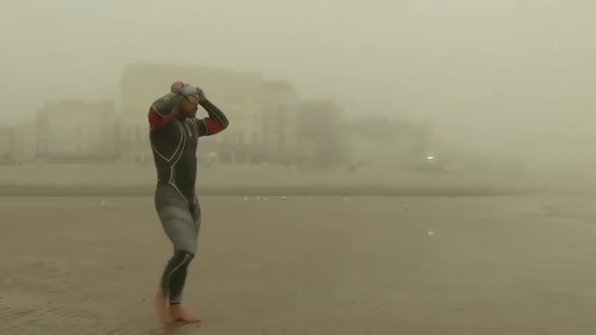 Người đàn ông bơi vòng quanh nước Anh trong 100 ngày