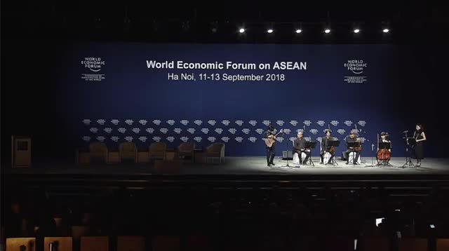 Lê Cát Trọng Lý biểu diễn “Chênh vênh” tại WEF ASEAN 2018