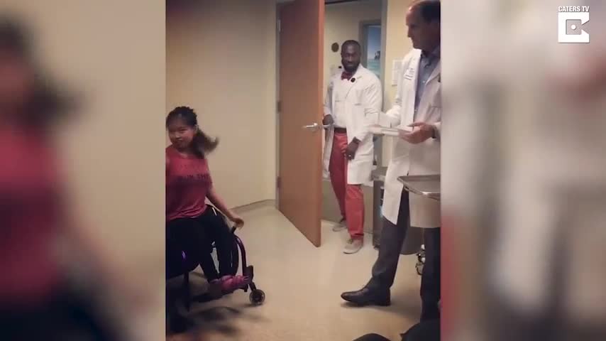Bác sĩ Mỹ khích lệ bệnh nhân nhí bằng những điệu nhảy hài hước