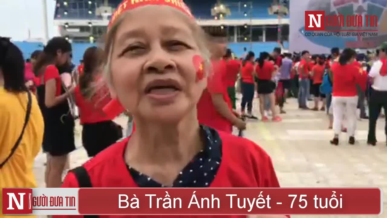 Dù phải chờ đợi nhưng bà Trần Ánh Tuyết 75 tuổi vẫn rất phấn khởi.