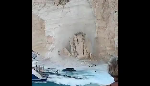 Vách đá đổ ập xuống đầu người đi biển ở Hy lạp