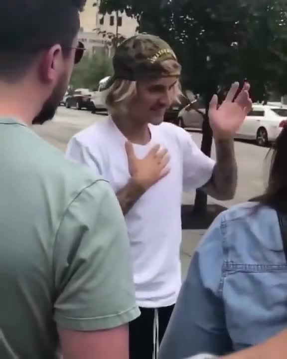 Justin Bieber liên tục co giật khi gặp fan, nghi sử dụng ma túy đá