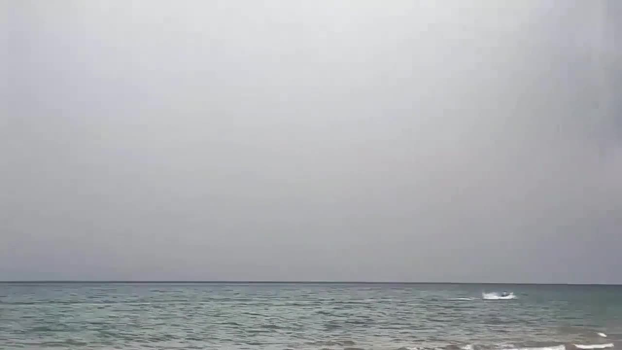 Vòi rồng khổng lồ hình thành ngoài bãi biển Philippines