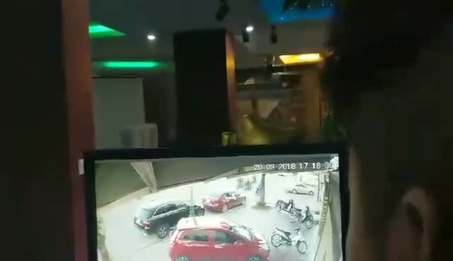 Video 2 đối tượng bịt mặt bẻ khóa trộm xe SH trước quán cà phê