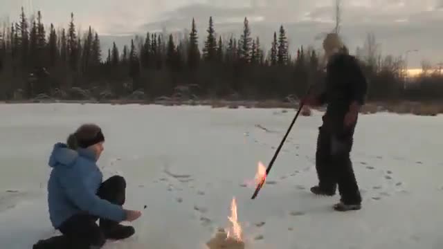  Hồ băng kỳ lạ bốc cháy mỗi khi châm lửa