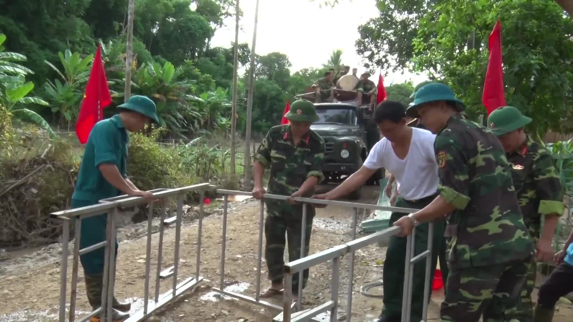 Bộ đội hỗ trợ di dời trường dân tộc nội trú Con Cuông
