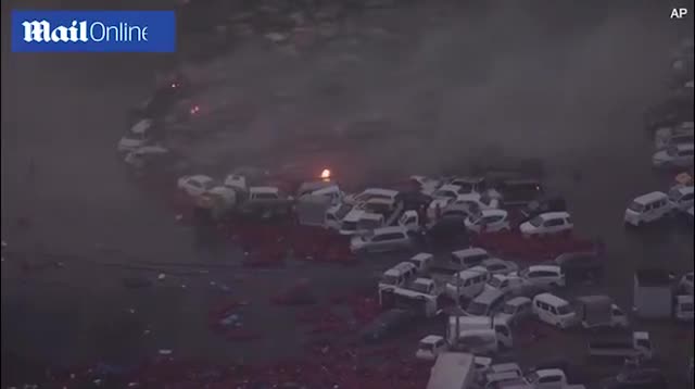 Hàng trăm ô tô chìm trong biển lửa giữa tâm bão Jebi