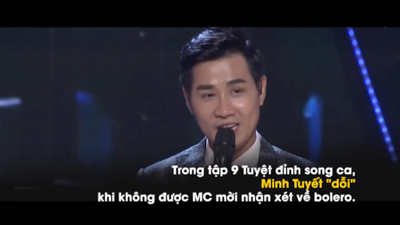 Quang Lê ghé sát tai nhắc lời bài hát khi Minh Tuyết thể hiện