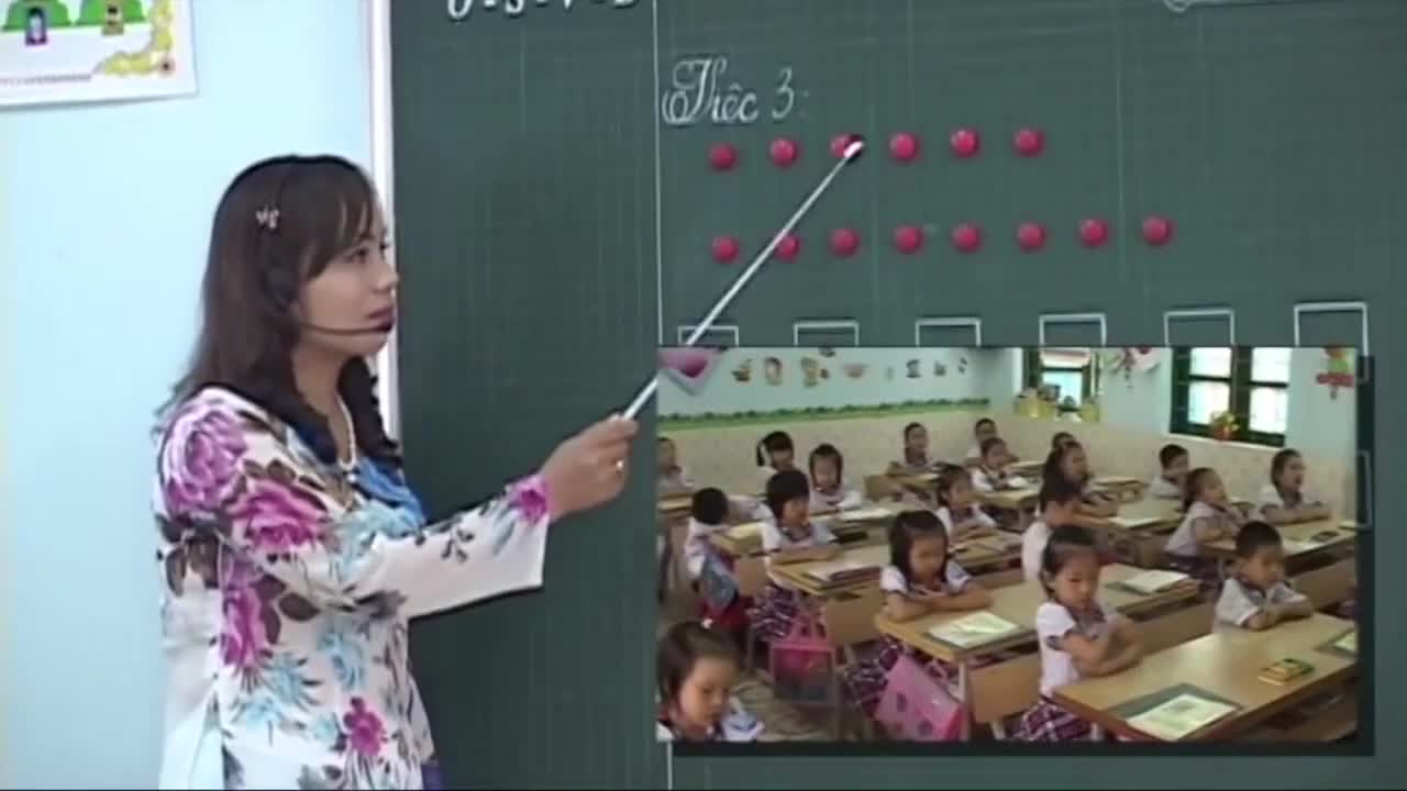 Clip cô giáo dạy học sinh đọc theo những ô vuông, hình tròn gây bão mạng