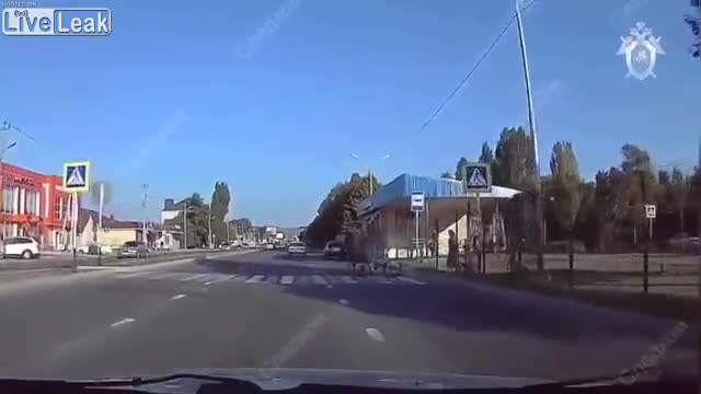 Xe hơi tông văng 3 mẹ con đang sang đường ở Nga