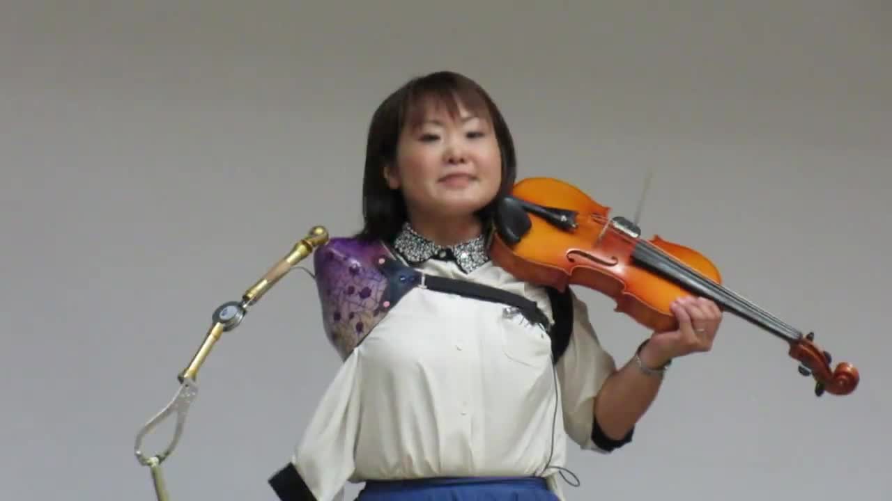 Cô gái Nhật Bản chơi violin chỉ với 1 cánh tay khiến biết bao người ngả mũ khâm phục