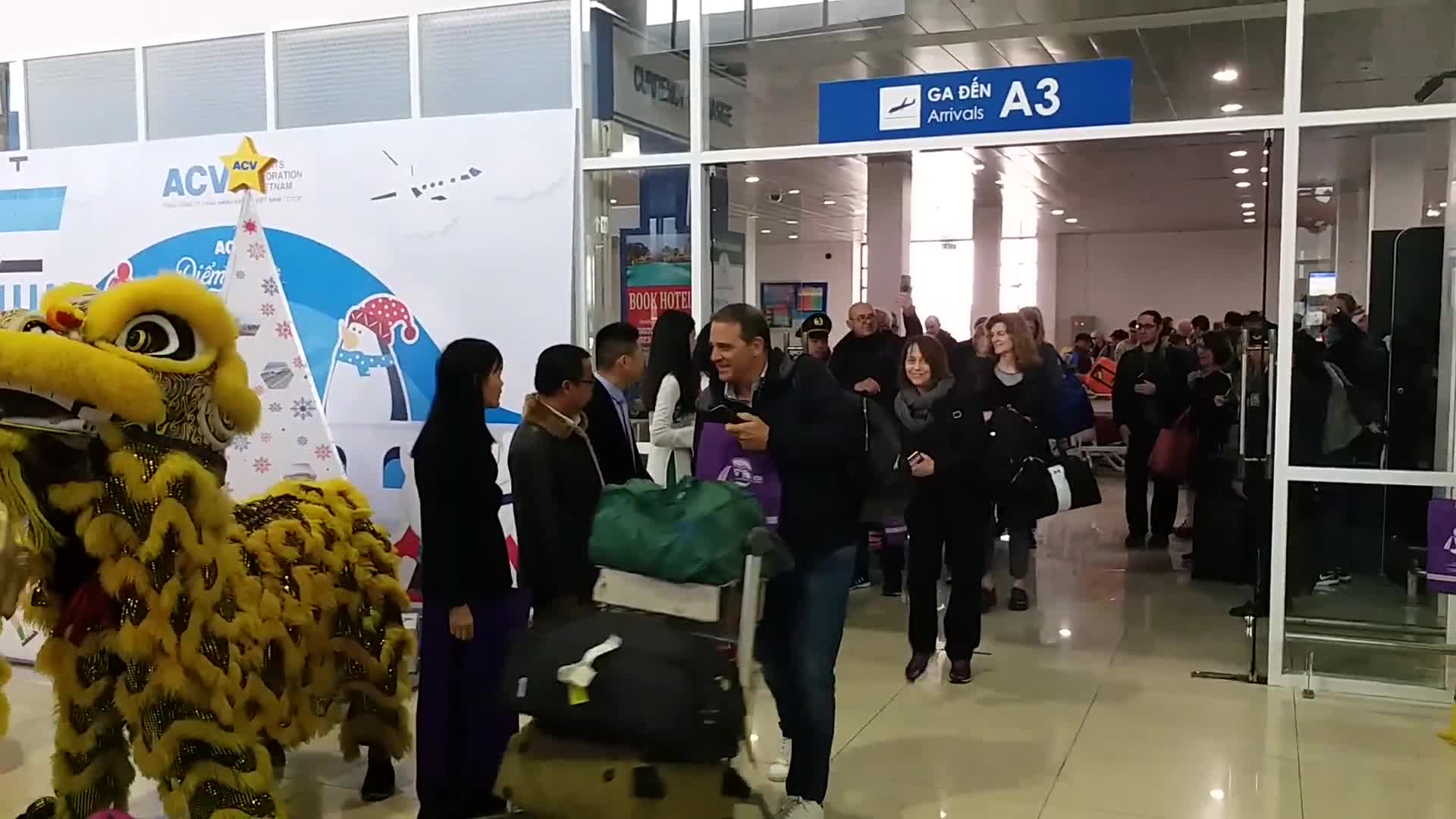 Clip hàng trăm hành khách đầu tiên đến Huế bằng đường hàng không trong ngày đầu năm mới