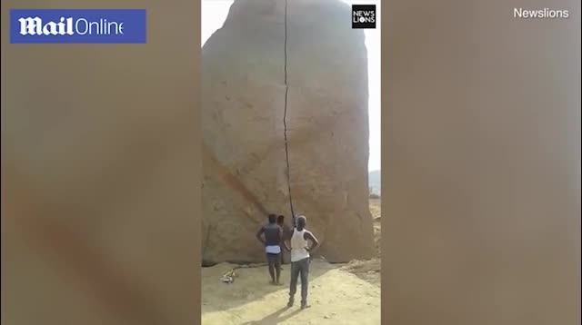 Chiêm ngưỡng màn “chẻ đôi” tảng đá khổng lồ tại Ấn Độ