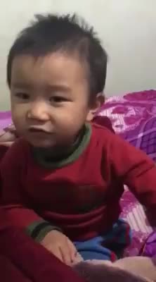 Bé trai 2 tuổi hát 'Mưa chiều miền Trung' xôn xao dân mạng