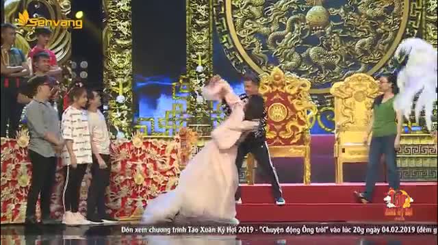 Hoa hậu Tiểu Vy ngã rơi cả mic khi lần đầu được diễn Táo Xuân Kỷ Hợi