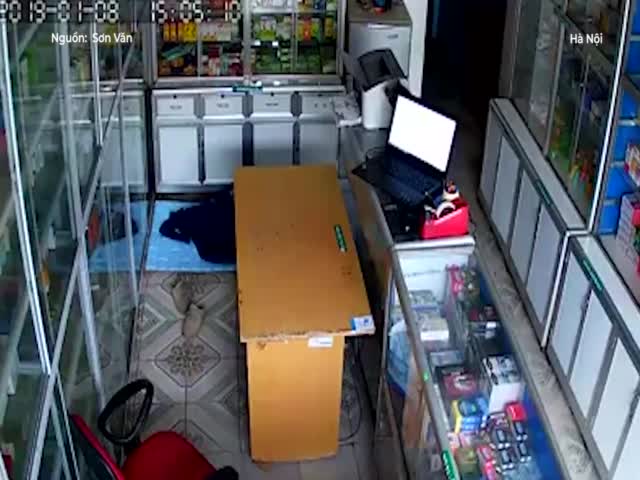 Ngủ say, chủ tiệm thuốc bị trộm vào tận cửa hàng cuỗm laptop