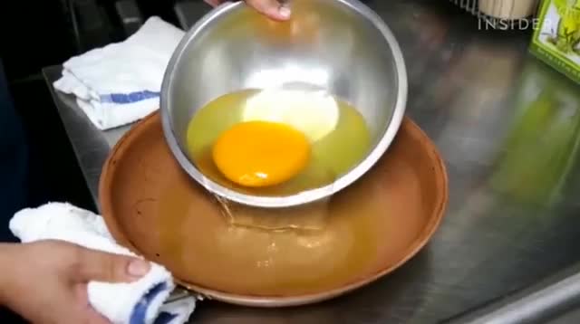 Cận cảnh bữa sáng “siêu khủng” với trứng đà điểu khổng lồ nặng 1,6kg