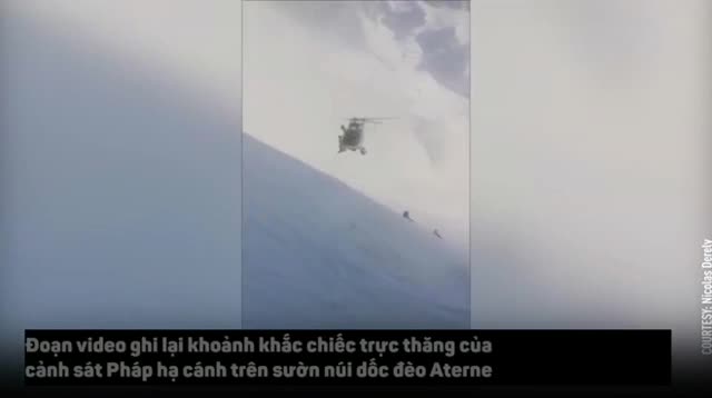 Trực thăng “đậu như chim” trên sườn núi tuyết để cứu người