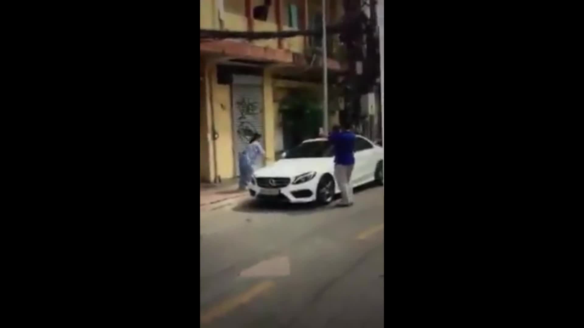 Cụ bà đập nát xe Mercedes đỗ trước cửa nhà ở Sài Gòn