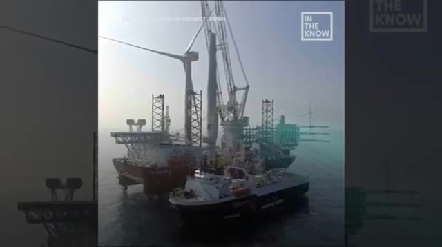 Cận cảnh lắp đặt turbine gió 1.300 tấn tại nhà máy điện trên biển của Đức