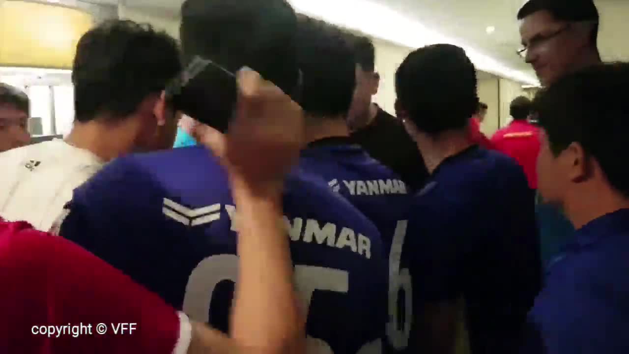 Tuyển Việt Nam ôm nhau ăn mừng vì bước tiếp vào vòng 1/8 Asian Cup 2019