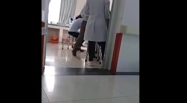 Bố tát liên tiếp con gái tại bệnh viện Bắc Ninh