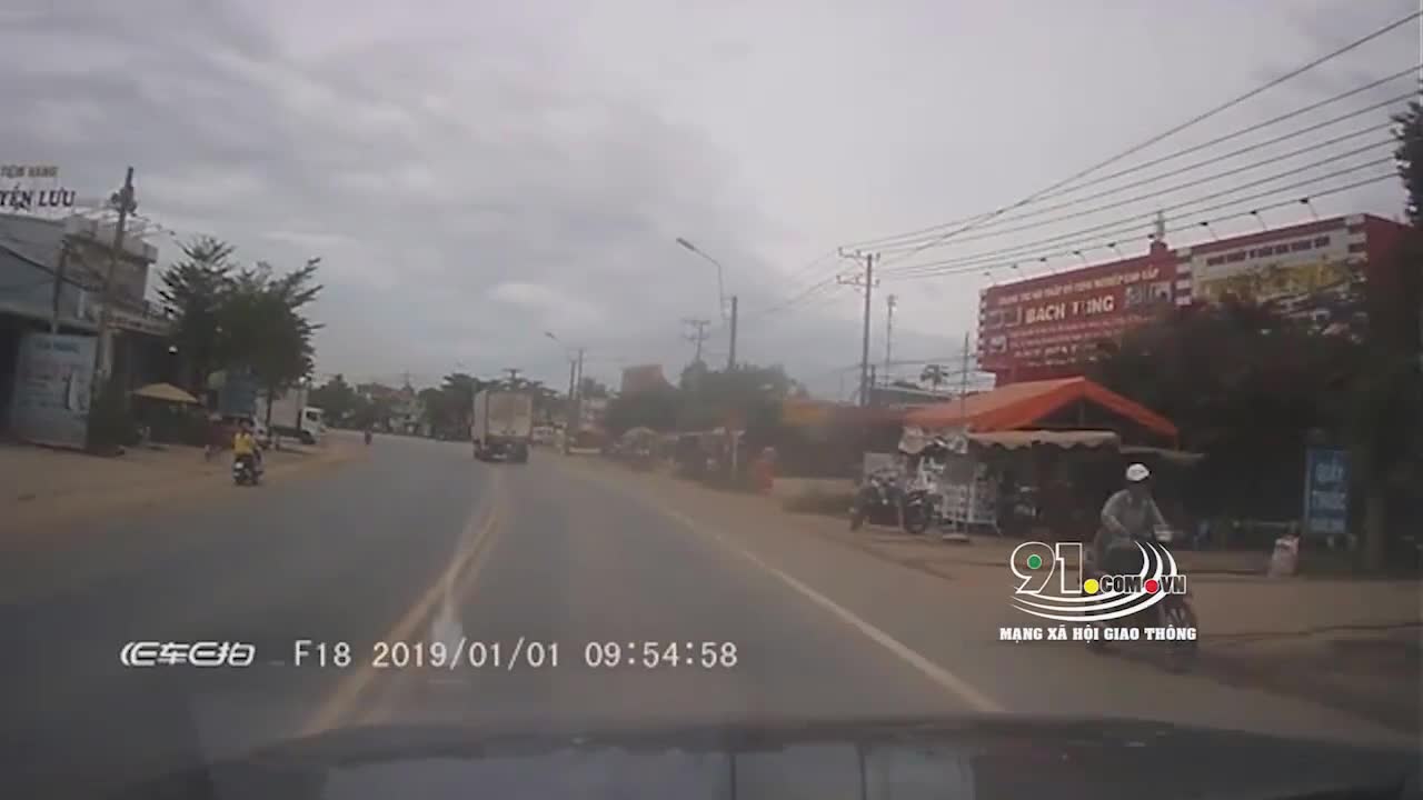 Quên kéo phanh khi đỗ xe, tài xế suýt gây tai nạn kinh hoàng