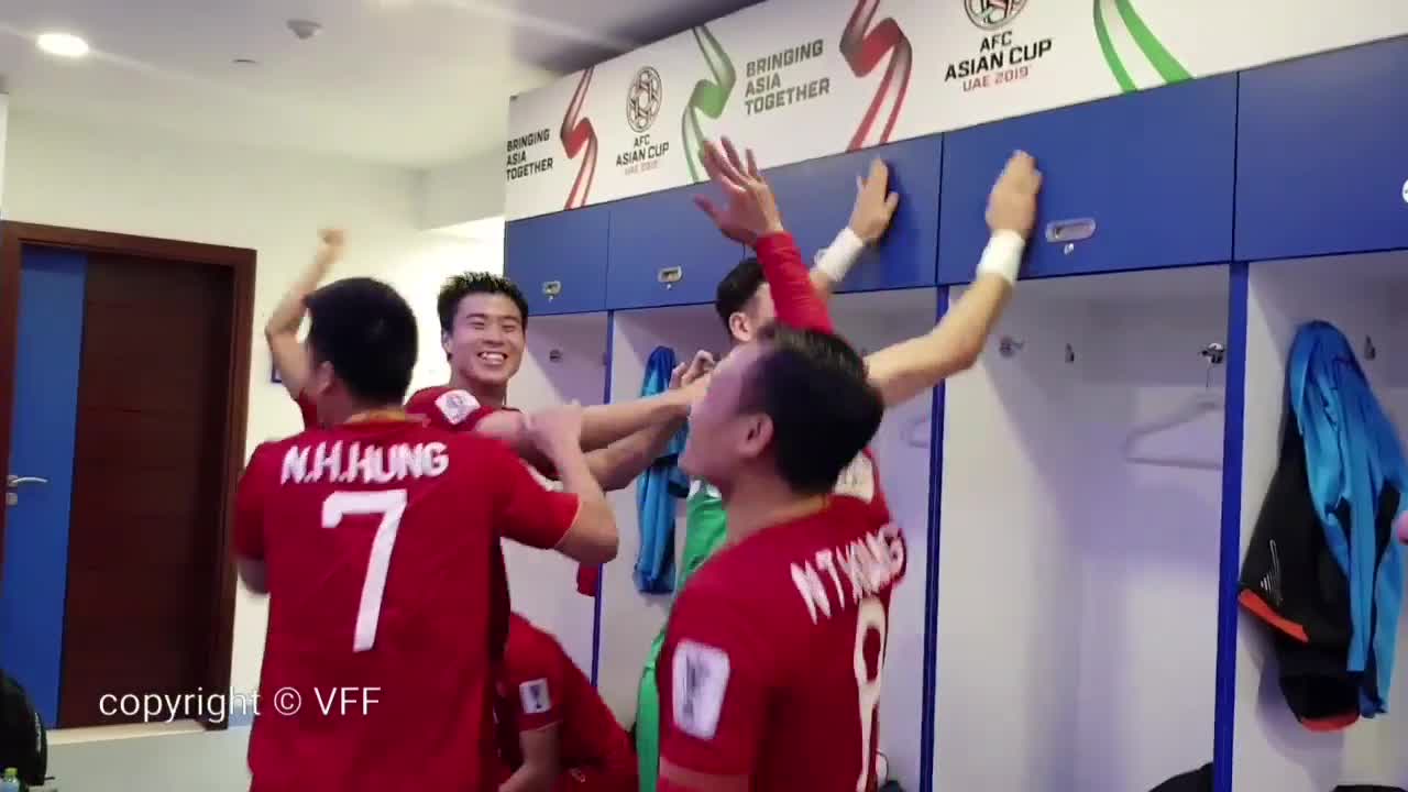 Các cầu thủ ĐT Việt Nam ăn mừng chiến thắng trong phòng thay đồ