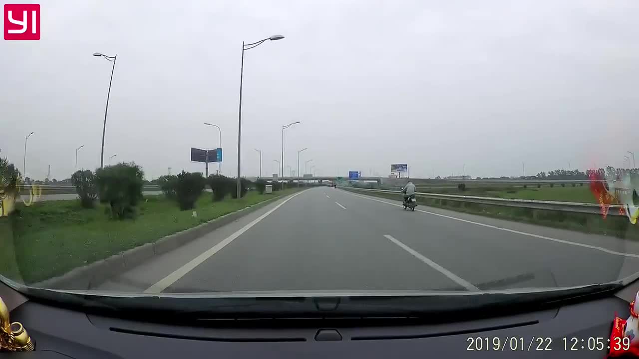 Bất chấp nguy hiểm, container thản nhiên chạy ngược chiều trên cao tốc Hà Nội – Bắc Giang